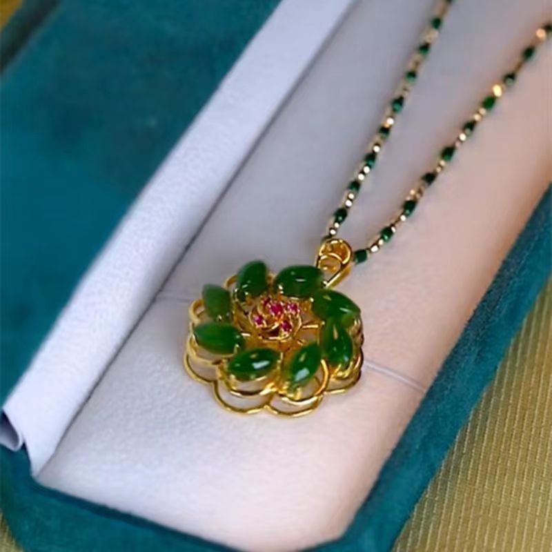 Lucky Flower Pendant Necklace For Women