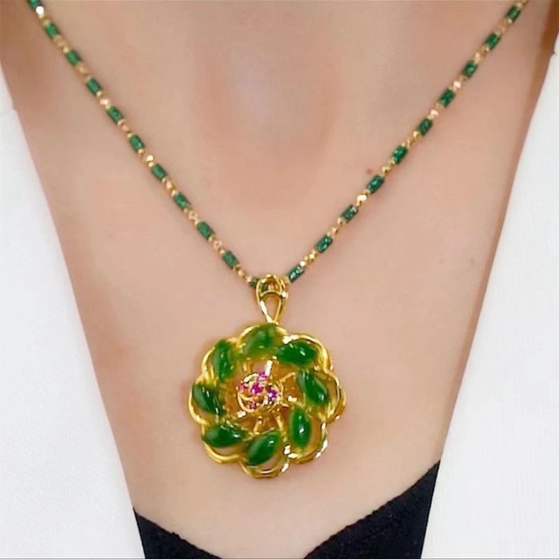 Lucky Flower Pendant Necklace For Women